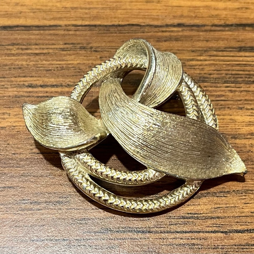 Vintage Lisner Gold Tone Leaf and Rope Women's Fashion Pin or Brooch Signed